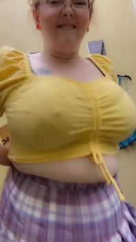 Söt knubbig mamma studsar enorma bröst i Sundress i omklädningsrummet