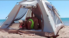 Crazyfamily 1970: Trên bãi biển, một người lạ xuất tinh trên mặt...