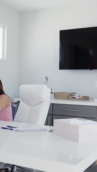 Sawo, awek berpantat besar dan berpeluh walaupun tukang baiki akan melakukan apa sahaja untuk Anissa Kate untuk menyentuh batangnya