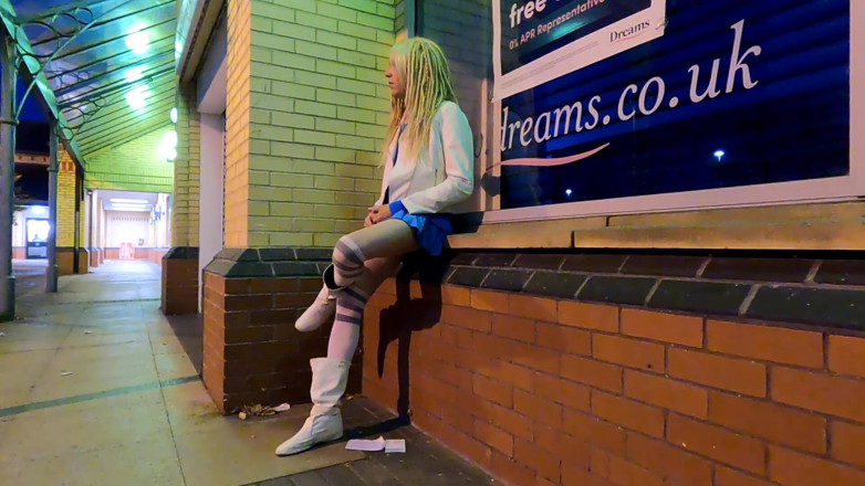 The Midnight Minx: Travesti intermitente fuera de la tienda