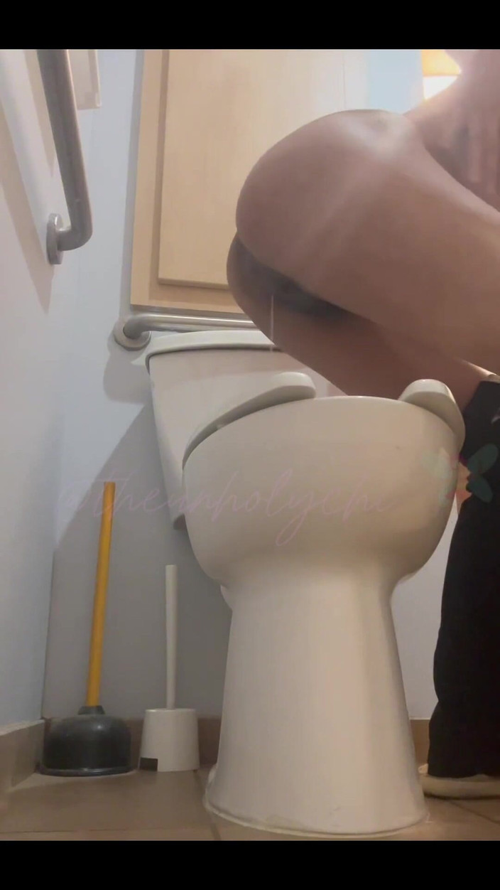 theunholychi: Zdesperowane publiczne sikanie