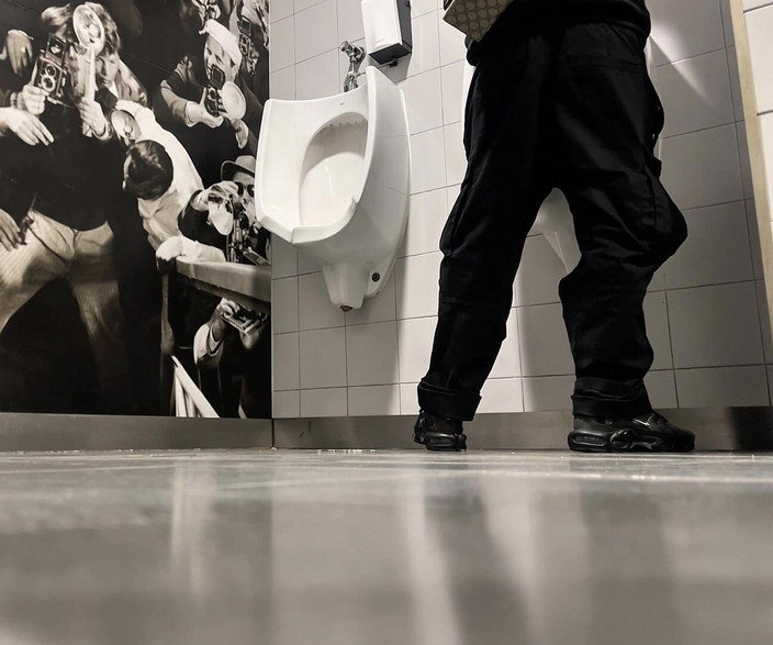 AmateurBoysPissing: Une Journée Dans Les Toilettes Publiques Du Centre Commercial