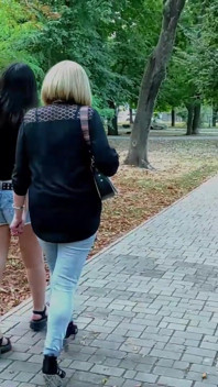 Duas amantes lésbicas estão passeando pelo parque