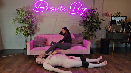 Domestic femdom: Meus Pés Estão Suados Depois De Um Treino Duro