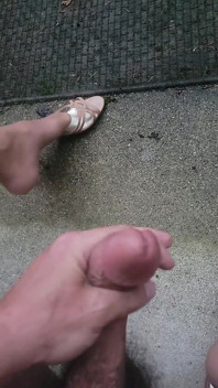 Éjaculation sur les pieds dehors