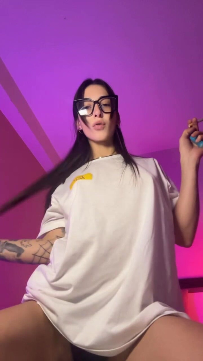 Fans of Sofia Sweetsecrett: Kemeja-T lebar, muzik dan provokasi