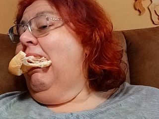 BBW nurse Vicki adventures with friends: 팬을 먹는 뚱뚱한 소녀를 위해 Bolo 샌드위치 롤을 먹어!