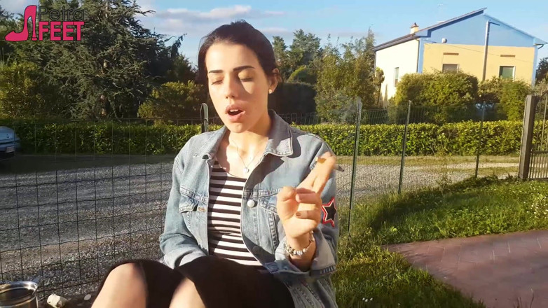Smokin Fetish: Petra merokok rokoknya di luar rumah