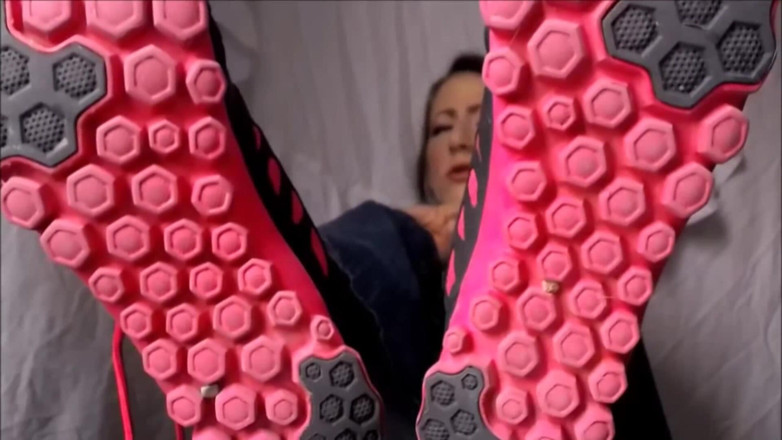 Solo Austria: Shoe worship with her new sneakers