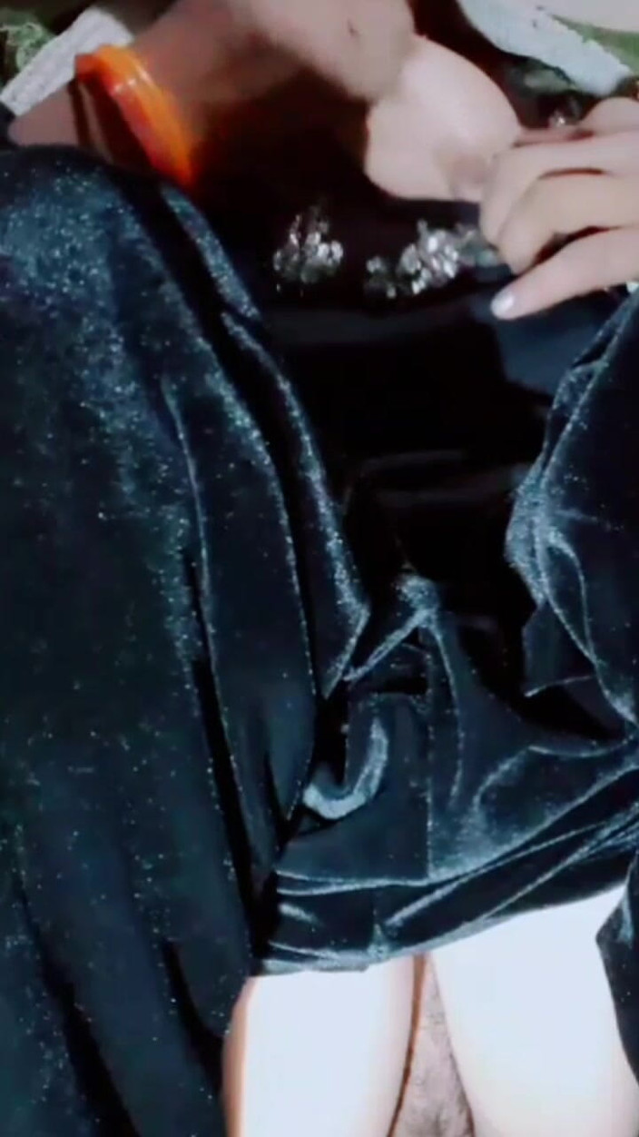 TricolorMusic3: Oh, vediamo il tuo cazzo, l'acqua nella mia figa sta...