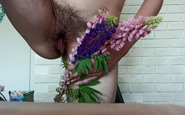BW_Dolphin: Ragazza lesbica che prepara un regalo per la sua ragazza