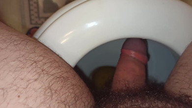 Kinky Guy: Pipì mattutina in bagno, momento davvero rilassante. Primo piano buco...