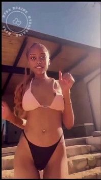 Kenyalı güzel Güney Afrika'da striptiz yapıyor
