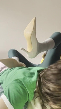 彼女が私を押しつぶすのが大好きで、彼女のかかととお尻が私の顔に感じるまで、彼女が絶頂するまで