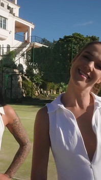 Un trio excité avec les lesbiennes Alexis Crystal et Black Angel