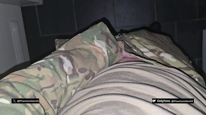 PhantomGentX: Soldado com tesão em uniforme completo secretamente masturba e goza...