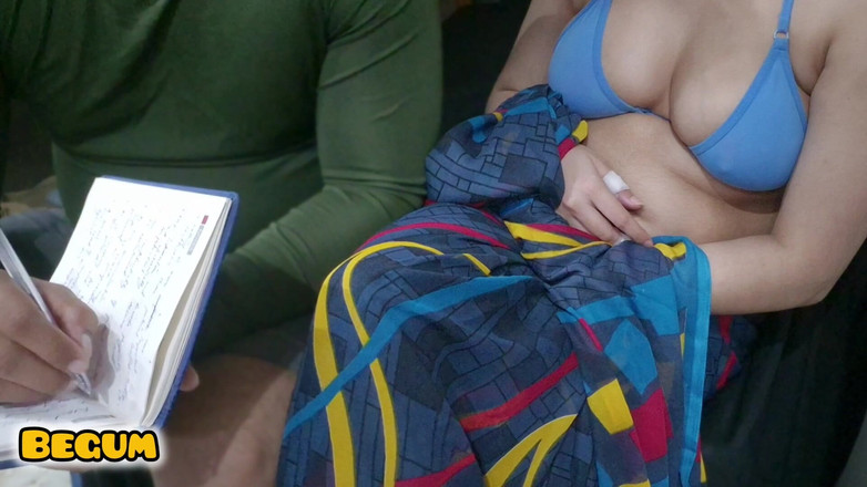 Rukshaar Begum: Une bhabhi se fait baiser par son secrétaire