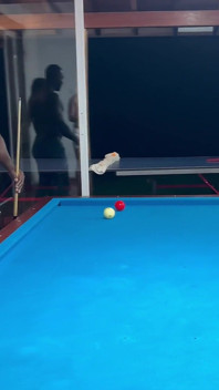 Mi novio me folla con su mejor amigo después de perder en la piscina - parte 1