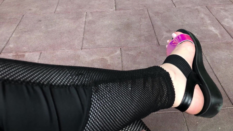 Goddess Misha Goldy: Meine neuen glänzenden sandalen und zehen necken im freien