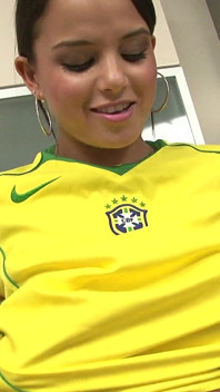 Nena en uniforme brasileño se desnuda y juega sola en la cocina