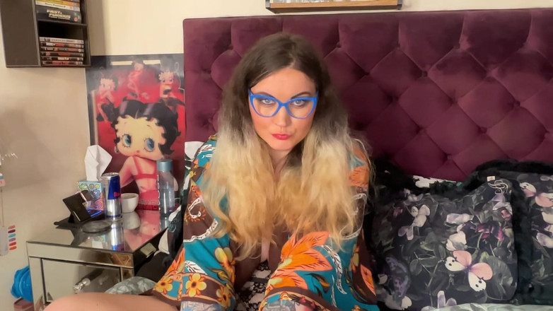 MissFFW: Une pute coquine essaye ses nouvelles lunettes prêtes pour du...