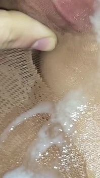 Pancutan mani dalam pantyhose dan pakaian emas yang berkilat