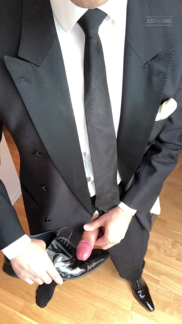 Master Shiny Shoes: Handjob în costum negru