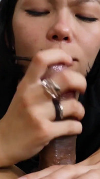 Versautes japanisches mädchen gab meinem ehemann einen blowjob