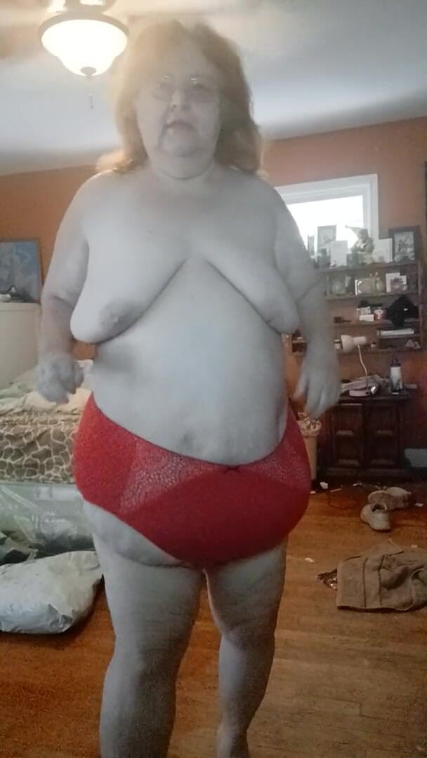 BBW nurse Vicki adventures with friends: Sattığım külotu modelliyorum bölüm 1 kırmızı dantelli ipeksi