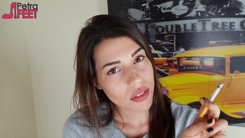 Smokin Fetish: Prachtige brunette rookt een sigaar in haar slaapkamer