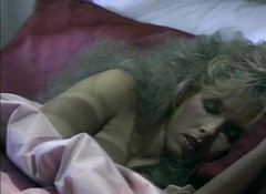 Teens Get it Hard: Prsatá blondýnka masturbuje ve voodoo vintage videu