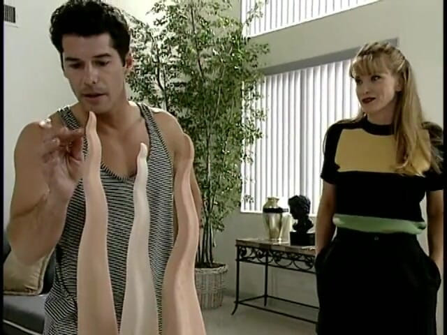 Sex Karma: 年上の女性が自宅でブラジャー姿でパートナーに話しかける2シーン1本中