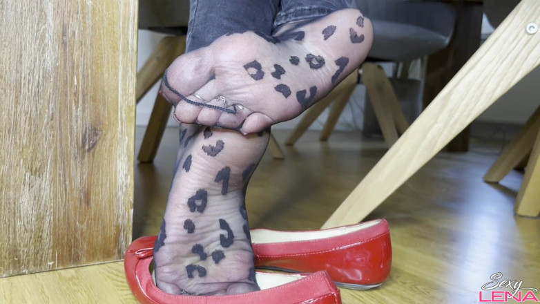 Goddess Lena: Sborra sui piedi in nylon della ballerina