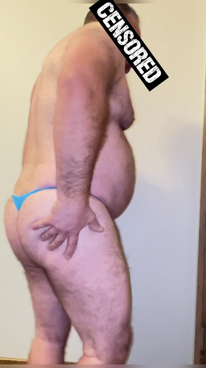 Anal Steve: 穿着蓝色丁字裤的肛门史蒂夫炫耀他的熊身体和鸡巴，鸡巴环上，并展示他巨大的屁股塞