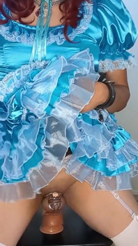Banci Candy menunggang beberapa dildo besarnya