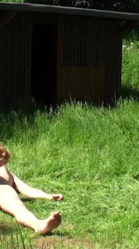 Ošklivá XXL milfka šuká na zahradě