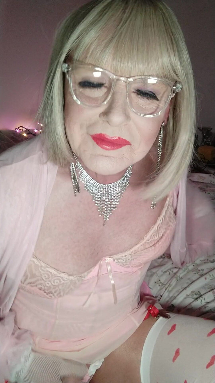 Emma Browne: Travestit roz efeminat