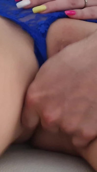 Tření kundičky a dildoing zblízka