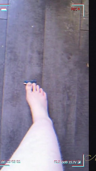 Un Étudiant De Première Année Perd Tout Devant Une Intimidateur Géante