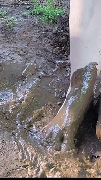 Yalınayak zıplıyor ve çamurda oynuyor, kirli ayaklar