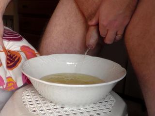 Sex hub male: John kencing ke dalam mangkuk porcelain