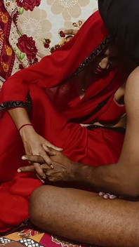 Ik scheurde het poesje van mijn vrouw open op de eerste nacht - Desi romantische seksvideo voor een koppel