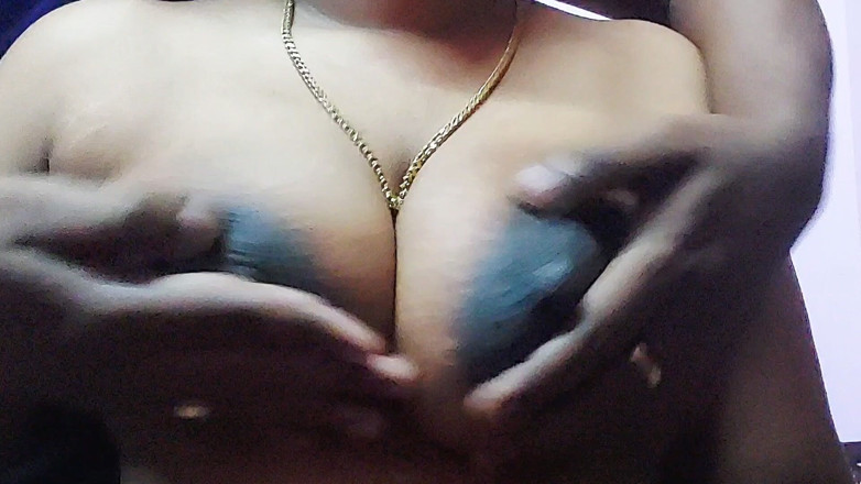 Desi Mohini: Ateşli kız erkek arkadaşının arkadaşının evine geliyor ve onunla seks...