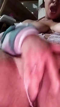 Büyük göğüslerim, renkli saçlı ve gözlüklü penis kızın tarafından bevirilmek istiyor