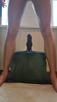 Solo gay male - cực kỳ phá hủy hậu môn của con cu giả khổng lồ và dùng tay chọc lỗ đít