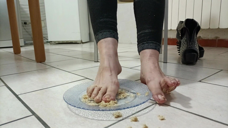 Bergami Melissa: Padronadomination: Eat From My Feet Loser