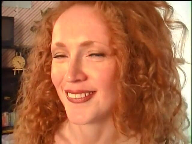 Old Good Porn: Verspielte rothaarige gibt sinnlichen blowjob