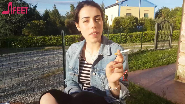 Smokin Fetish: Петра курить свої ciggaretes на відкритому повітрі