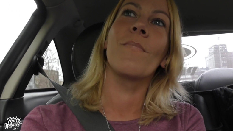 Miley Weasel: Niemiecka blondynka Miley Łasica assfucked na parkingu