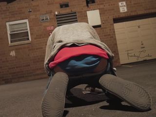 TattedBootyAb: Risicovol neuken op parkeerplaats buren tonen - werd weer betrapt!!